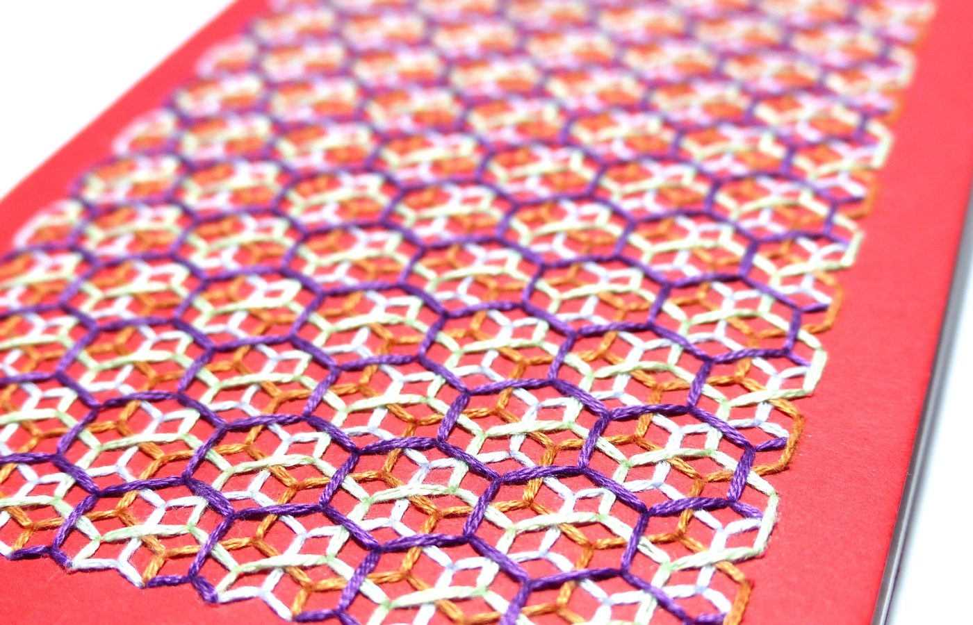 Les Fils Rouges papeterie carnet de notes rouge motif isométrique hexagones multicolore brodé