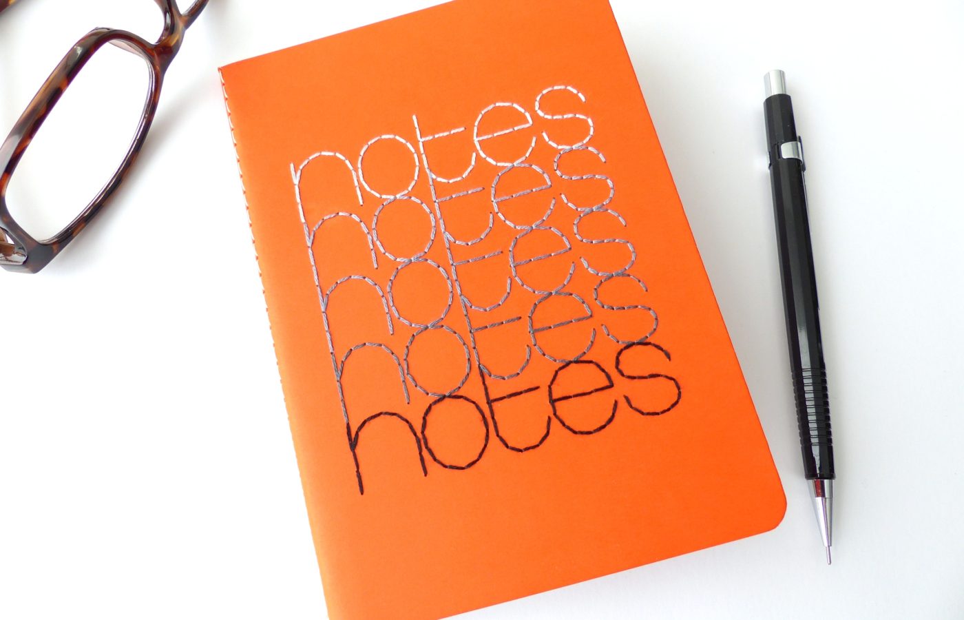 Les Fils Rouges papeterie carnet de notes orange typographie brodée gris et noir