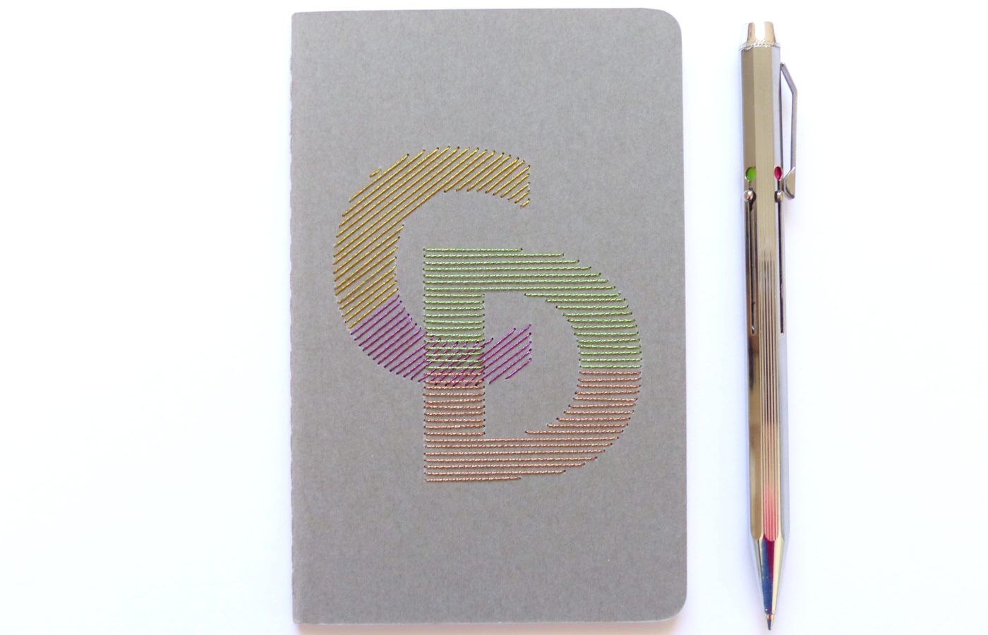 Les Fils Rouges papeterie carnet de notes gris monogramme 2 initiales brodé multicolore brillant