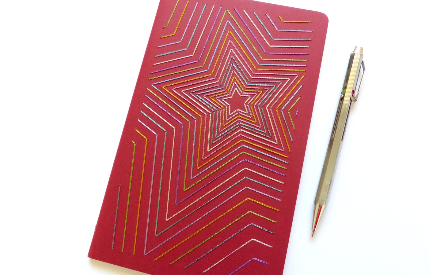 Les Fils Rouges papeterie carnet de notes rouge motif étoiles multicolores brillantes brodées